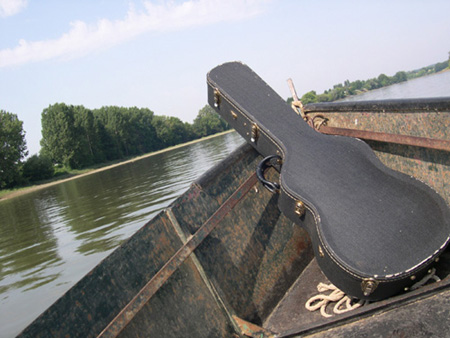 Une Guitare à la dérive...