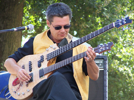 Le Machin (Double manche bass/guitar de Davidh Bauer...